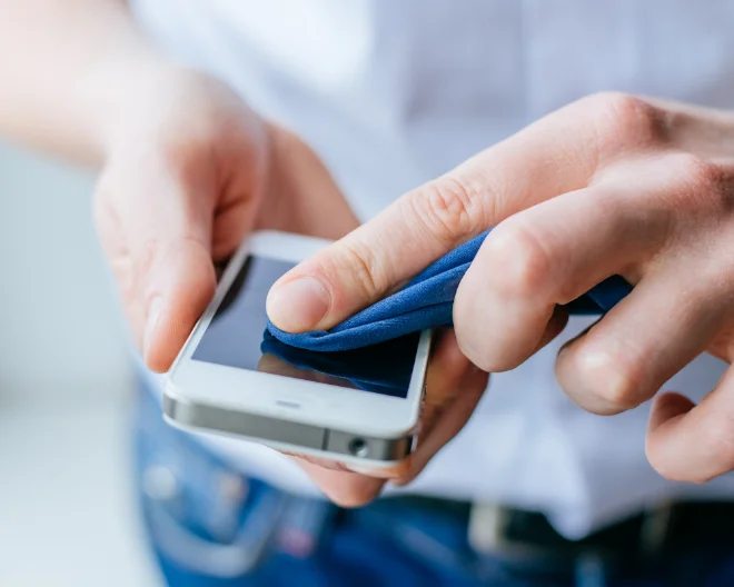 Solo le mani o anche lo smartphone? Alcuni oggetti quotidiani da disinfettare